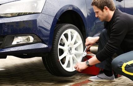 Jak opravit defekt pneumatiky? Výhody i nevýhody rezervy, opravné sady a spreje