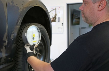 Jaký má být správný tlak v pneumatikách? Ušetří vám starosti i peníze