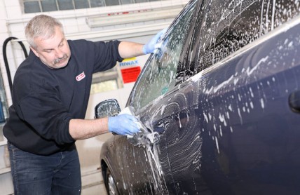 Jak správně umýt auto: Čištění karoserie má svá specifika. Na co si dát pozor?