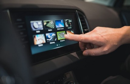Roztržitost za volantem je příčinou až čtvrtiny nehod. Vedle telefonu je nebezpečné i nastavování navigace a rádia