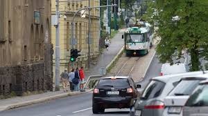 Jak se chovat k tramvaji? Přednost nemá vždy!